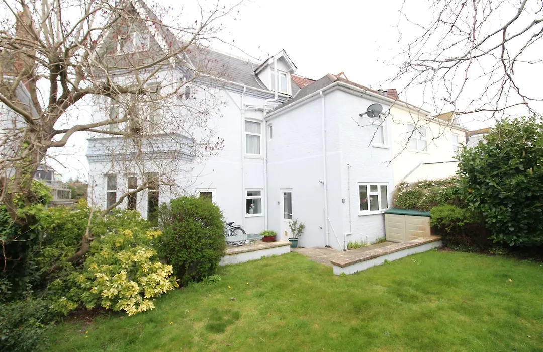 2 Bed Garden Apartment By Beach In Alum Chine, Bournemouth-1