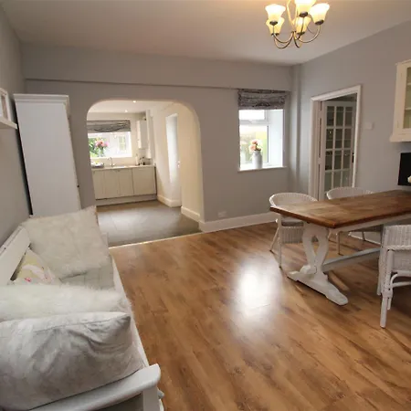 2 Bed Garden Apartment By Beach In Alum Chine, Bournemouth-3